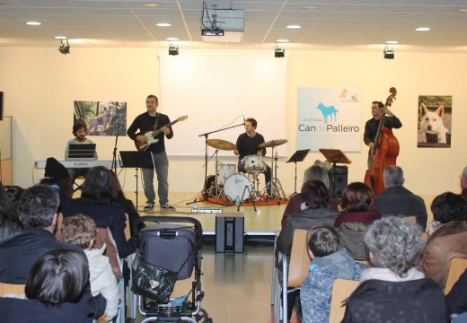 Máis de sesenta veciños e veciñas desfrutan do concerto de jazz e música galega dos profesores da Escola de Música de Oroso